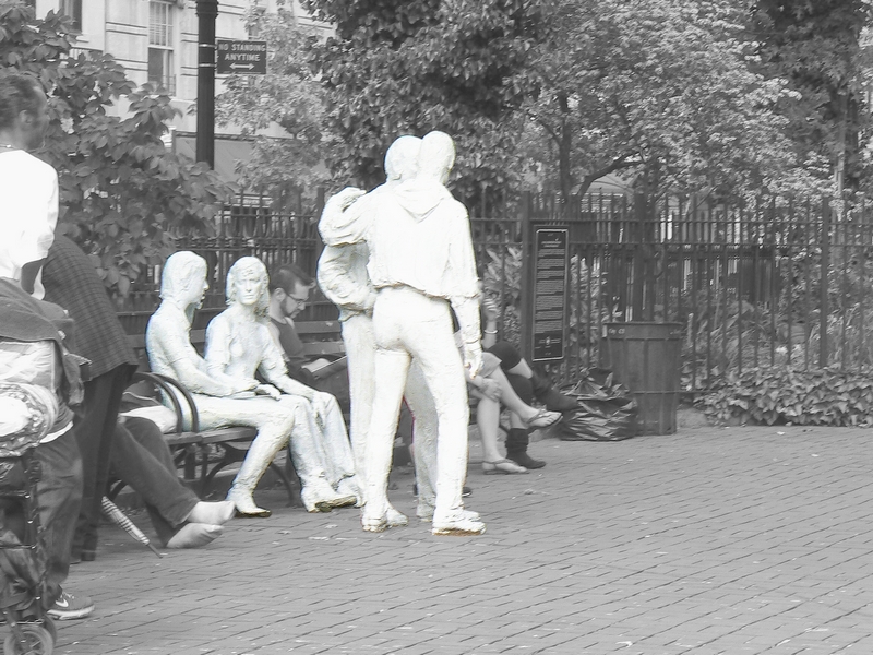 nyc_noir_et_blanc: Christopher Park - Gay Liberation  sculptures de George Segal nb